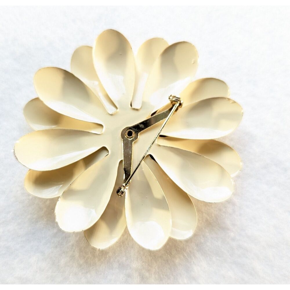 Cream Button Flower - Picture 3 of 6